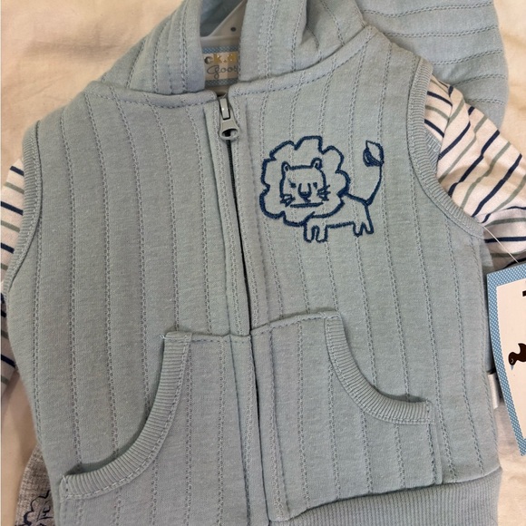 NWT 3pc  Baby Outfit with Lion Design - Picture 2 of 8